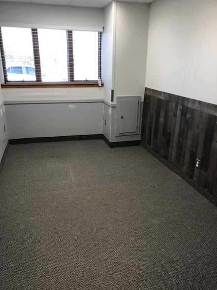 2122 E Hemphill Rd, Burton, MI à vendre - Photo intérieure – Image 2 sur 36