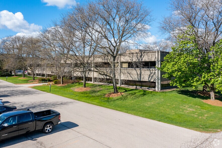 155 S Executive Dr, Brookfield, WI à vendre - Photo principale – Image 1 sur 5