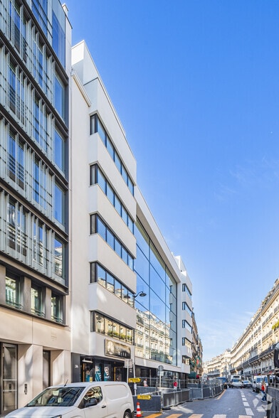 32-34 rue Marbeuf, Paris à louer - Photo de l’immeuble – Image 2 sur 6