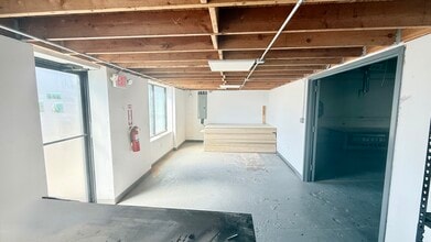 873 Montauk Hwy, Copiague, NY à louer Hall d’entrée– Image 2 sur 6