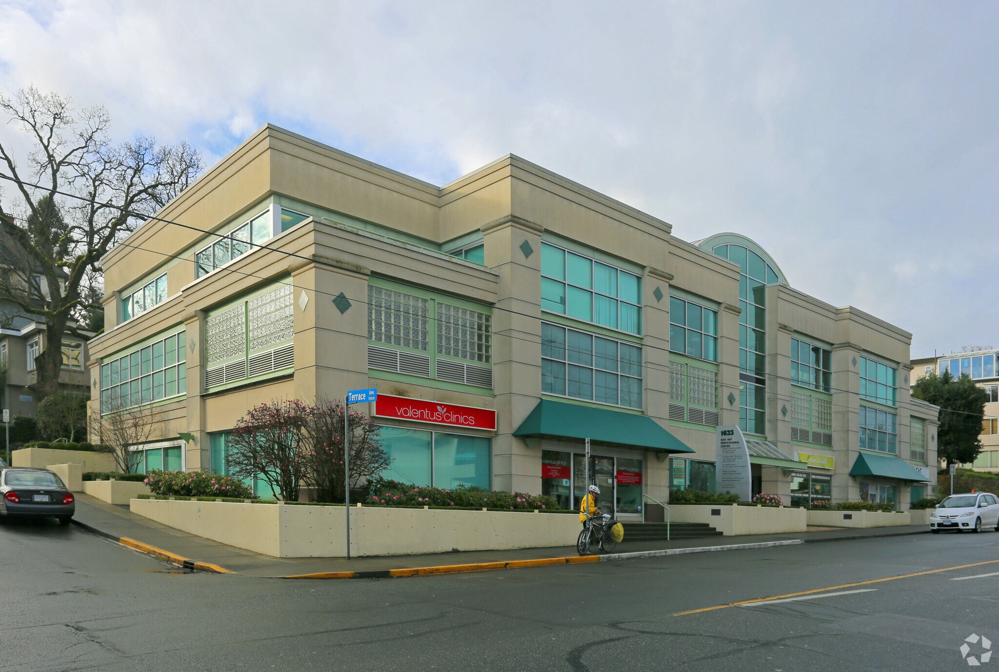 1625 Oak Bay Ave, Victoria, BC à vendre Photo principale– Image 1 sur 6