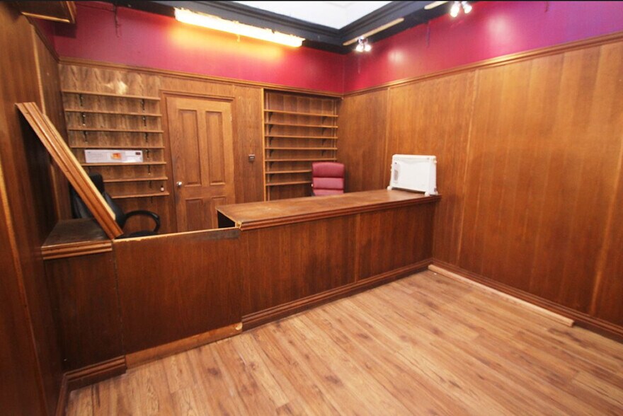 8-16 Broomknoll St, Airdrie à vendre - Photo de l’immeuble – Image 3 sur 9