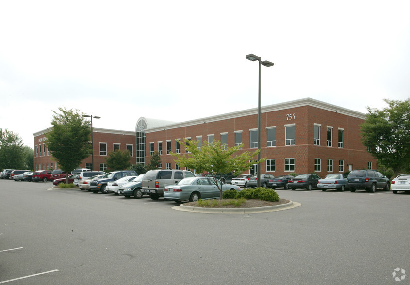 755 Highland Oaks Dr, Winston-Salem, NC à louer - Photo principale – Image 1 sur 13