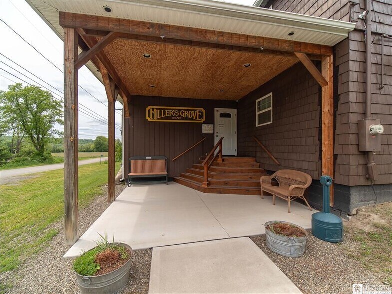 64 Old Fentonville rd, Frewsburg, NY à vendre - Photo de l’immeuble – Image 2 sur 49