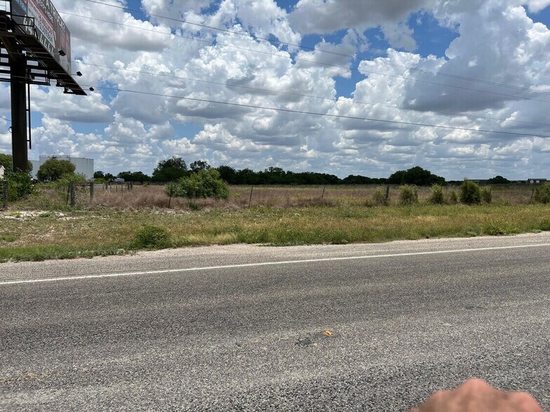 3232 I-37 Frontage Rd, Three Rivers, TX à vendre - Photo de l’immeuble – Image 2 sur 6