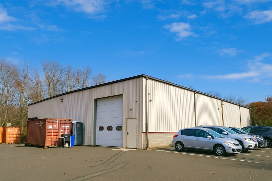 325 Riggs St, Oxford, CT à louer - Photo de l’immeuble – Image 2 sur 8