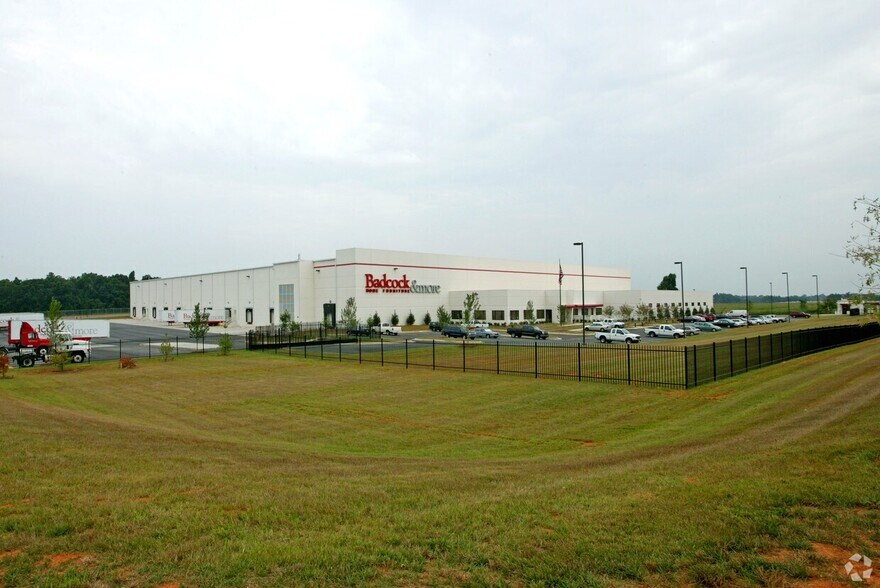 1017 Corporate Park Dr, Mebane, NC à louer - Photo de l’immeuble – Image 1 sur 11