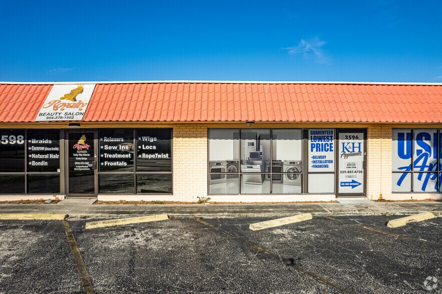 3596 Fowler St, Fort Myers, FL à louer - Photo de l’immeuble – Image 3 sur 4