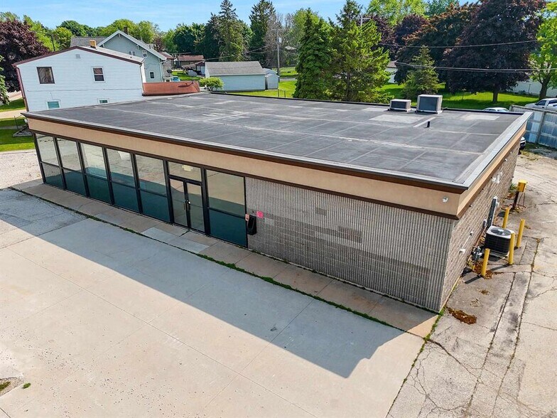 107 Main St, Luxemburg, WI à vendre - Photo de l’immeuble – Image 3 sur 33