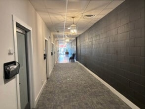 108 W Virginia Ave, Bessemer City, NC à louer Hall d’entrée– Image 1 sur 7