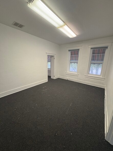 23 E Tarpon Ave, Tarpon Springs, FL à louer - Photo intérieure – Image 3 sur 7