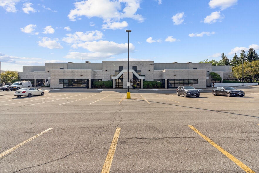 6665 Millcreek Dr, Mississauga, ON à louer - Photo de l’immeuble – Image 3 sur 4