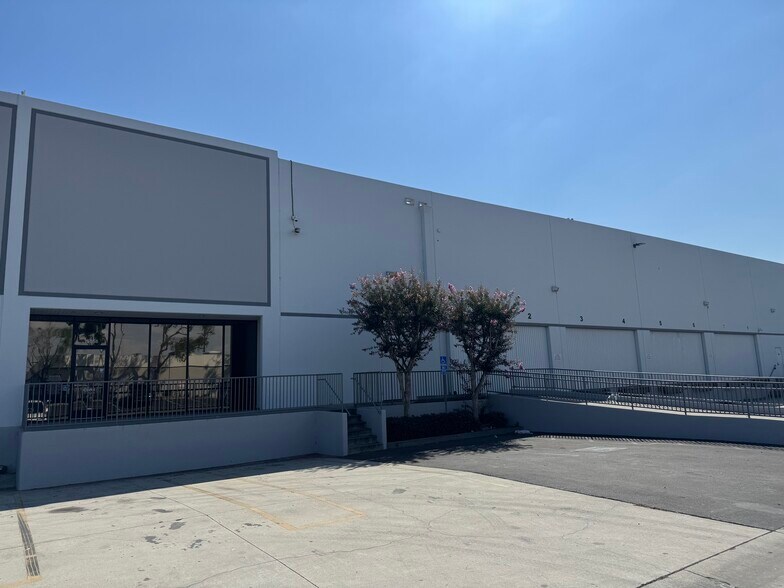15050-15066 Shoemaker Ave, Santa Fe Springs, CA à louer - Photo de l’immeuble – Image 1 sur 11