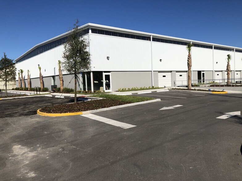 4427 John Young Pkwy, Orlando, FL à louer - Photo de l’immeuble – Image 2 sur 5