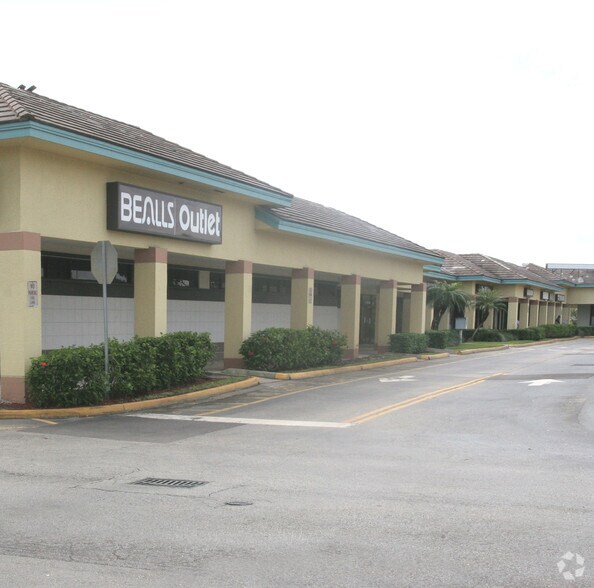 100-352 S Flamingo Rd, Pembroke Pines, FL à louer - Photo de l’immeuble – Image 2 sur 22