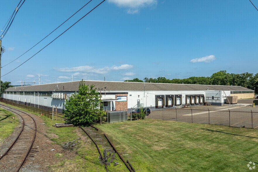 19-05 Nevins Rd, Fair Lawn, NJ à louer - Photo de l’immeuble – Image 2 sur 11