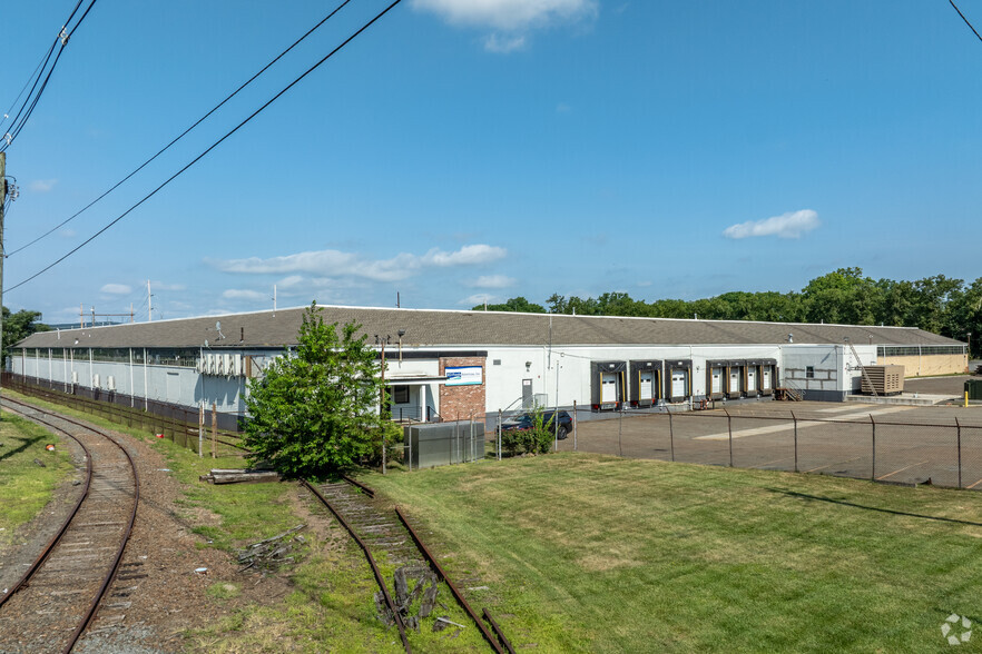 19-05 Nevins Rd, Fair Lawn, NJ à louer - Photo principale – Image 2 sur 11