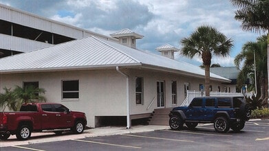 705 E Elkcam Cir, Marco Island, FL à louer Photo de l’immeuble– Image 2 sur 4