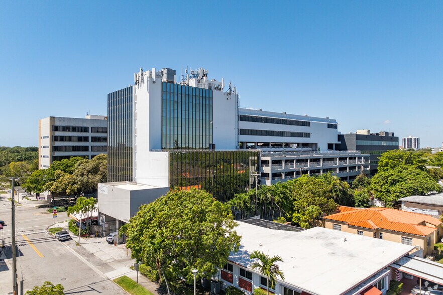 2103 Coral Way, Miami, FL à louer - Photo de l’immeuble – Image 2 sur 8