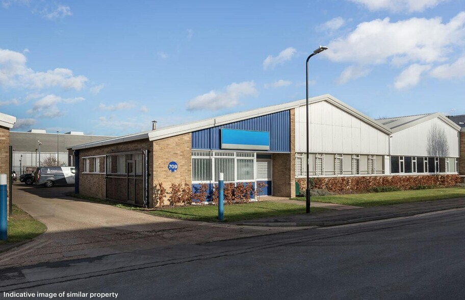 708 Banbury Ave, Slough à louer - Photo de l’immeuble – Image 2 sur 3