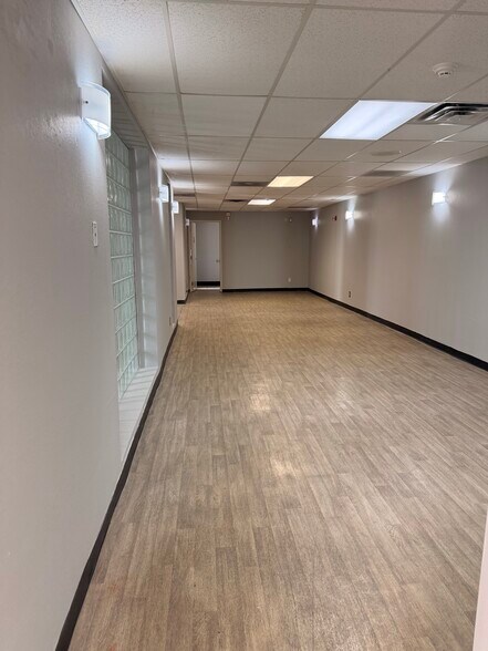872 E Sahara Ave, Las Vegas, NV à louer - Photo de l’immeuble – Image 2 sur 33