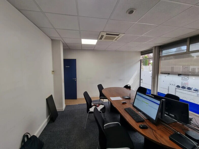 Bureau dans Le Bourget à louer - Photo de l’immeuble – Image 2 sur 7