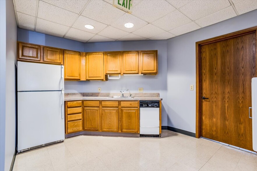 811 E 30th Ave, Hutchinson, KS à louer - Photo de l’immeuble – Image 2 sur 8