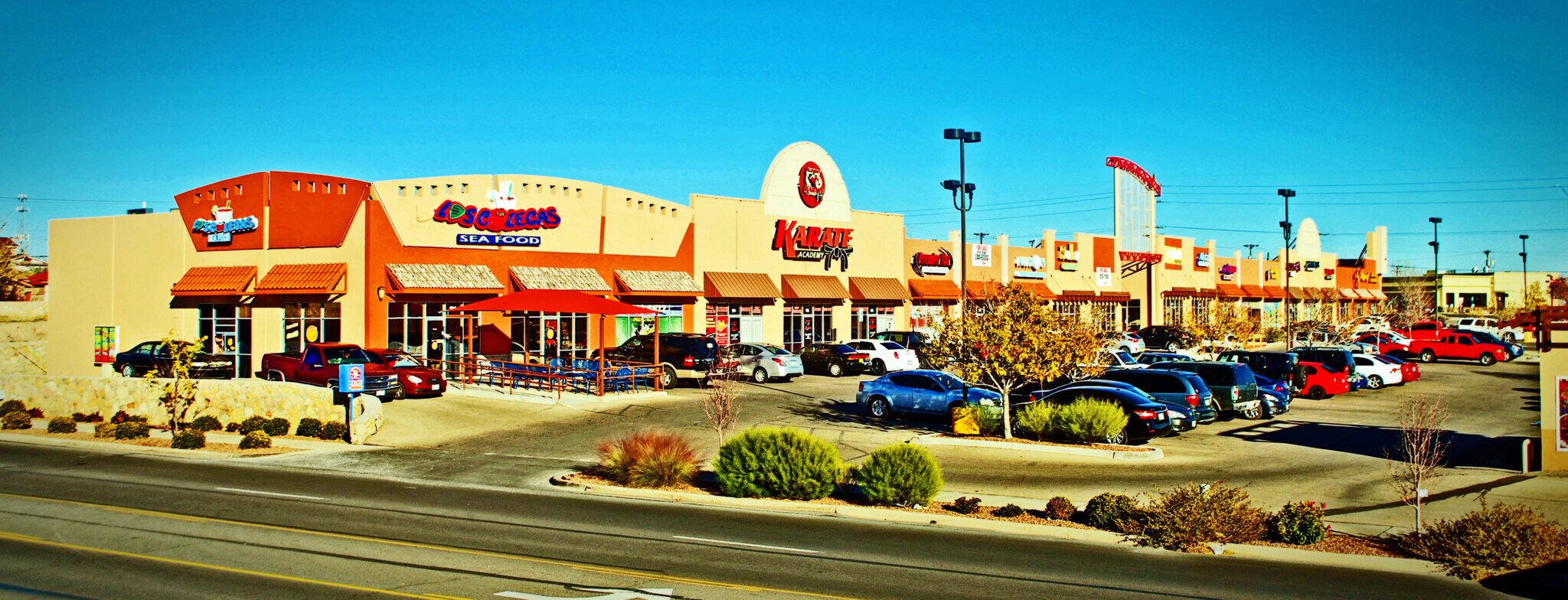 1613-1631 N Zaragosa Rd, El Paso, TX à louer Photo de l’immeuble– Image 1 sur 9