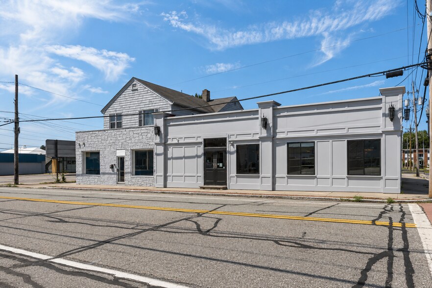 1058 Charles St, North Providence, RI à vendre - Photo de l’immeuble – Image 1 sur 37