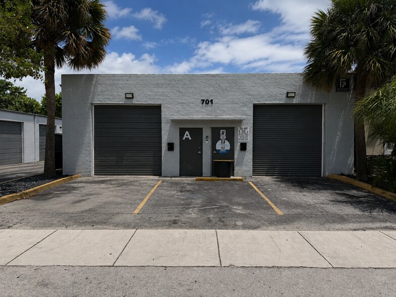 611 NE 42nd St, Deerfield Beach, FL à louer - Photo de l’immeuble – Image 2 sur 2