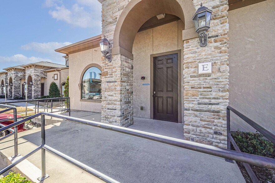 256 Ed English Dr, Shenandoah, TX à louer - Photo de l’immeuble – Image 2 sur 9