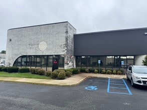 101 Colin Dr, Holbrook, NY à louer Photo de l’immeuble– Image 2 sur 9