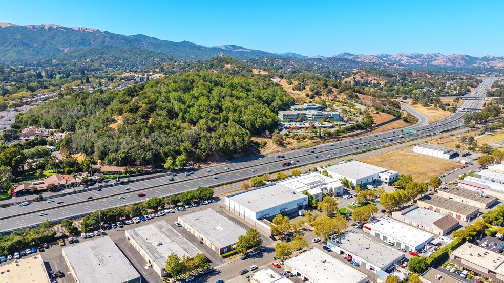 77 Hamilton Dr, Novato, CA à louer - Photo de l’immeuble – Image 2 sur 9