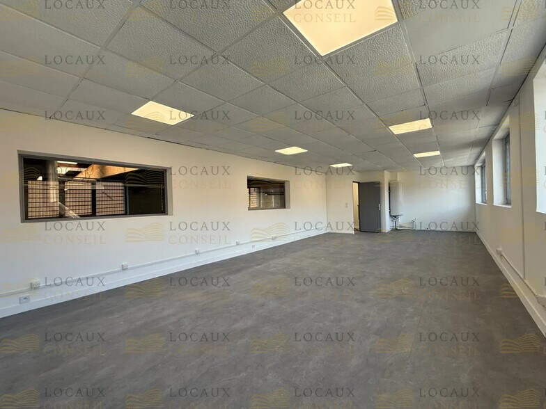 Local d’activités dans Émerainville à louer - Photo intérieure – Image 2 sur 18