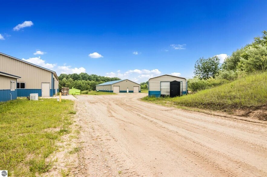 8160 Cadillac Hwy, Benzonia, MI à vendre - Photo de l’immeuble – Image 3 sur 33