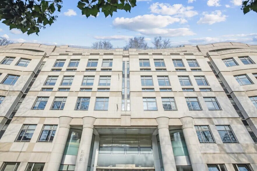21-25 Rue Balzac, Paris à louer - Photo de l’immeuble – Image 1 sur 17