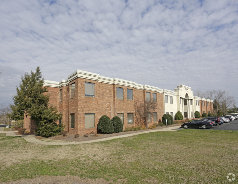 2101 N Sardis Rd, Charlotte, NC à louer - Photo de l’immeuble – Image 3 sur 76