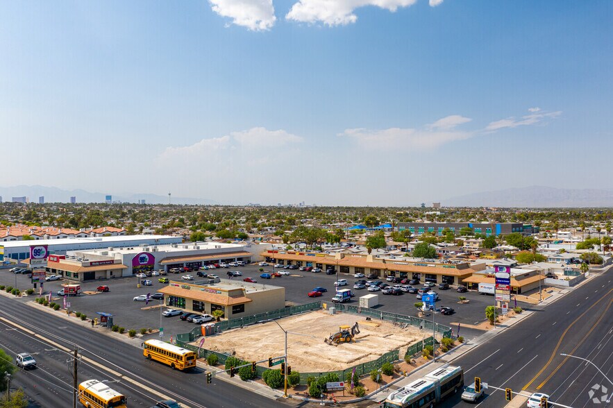 4900-4910 E Tropicana Ave, Las Vegas, NV à louer - Photo de l’immeuble – Image 3 sur 9