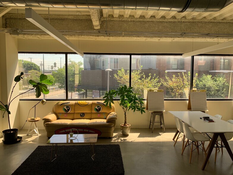 724 E 1st St, Los Angeles, CA à louer - Photo de l’immeuble – Image 2 sur 24