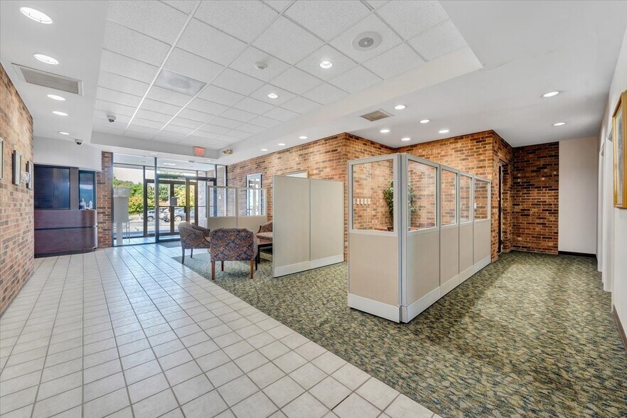5240 Valleypark Dr, Roanoke, VA à vendre - Photo de l’immeuble – Image 2 sur 11