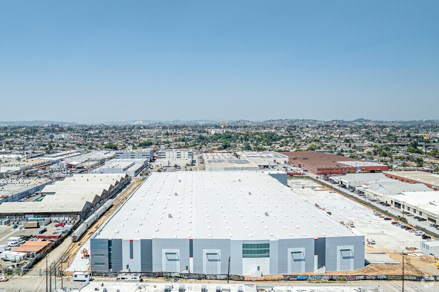 3690 Union Pacific Ave, Los Angeles, CA à louer - Photo de l’immeuble – Image 2 sur 6