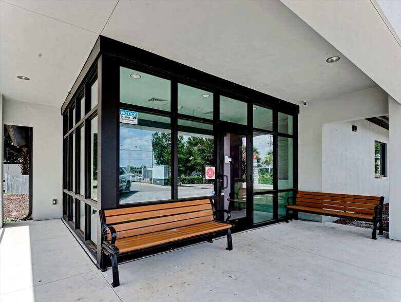 7901 Palm River Rd, Tampa, FL à louer - Photo de l’immeuble – Image 3 sur 17