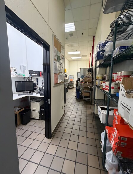 1611 Broadway, Brooklyn, NY à louer - Photo de l’immeuble – Image 3 sur 12