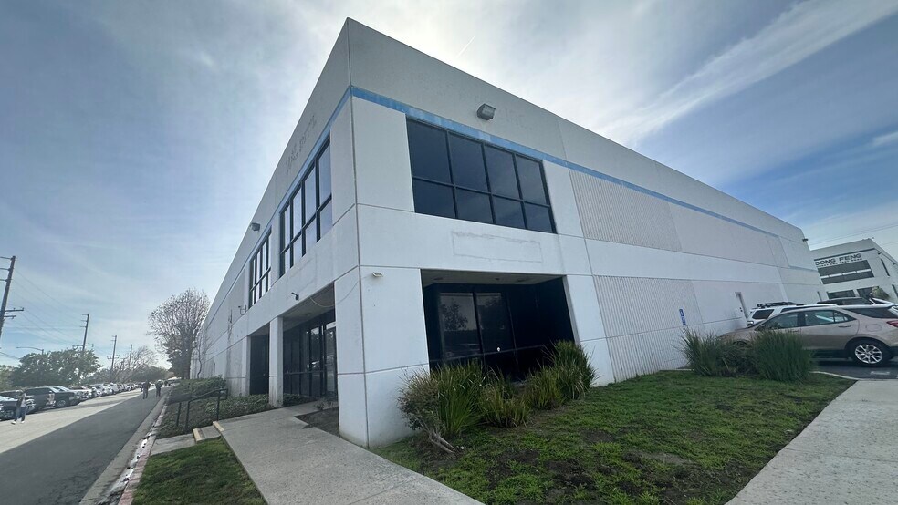 4401 Eucalyptus Ave, Chino, CA à louer - Photo de l’immeuble – Image 2 sur 9