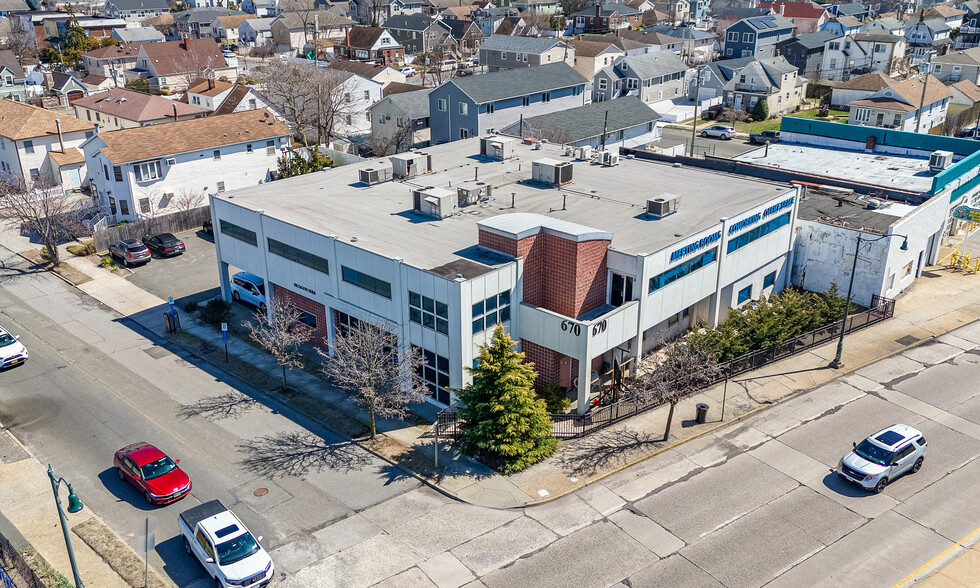 670 Long Beach Blvd, Long Beach, NY à vendre - Photo de l’immeuble – Image 1 sur 6