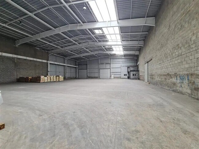 Plus de détails pour Local d’activités à vendre