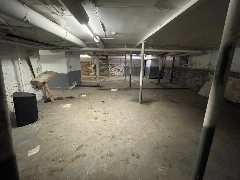 666 Dumont Ave, Brooklyn, NY à louer - Photo de l’immeuble – Image 2 sur 9