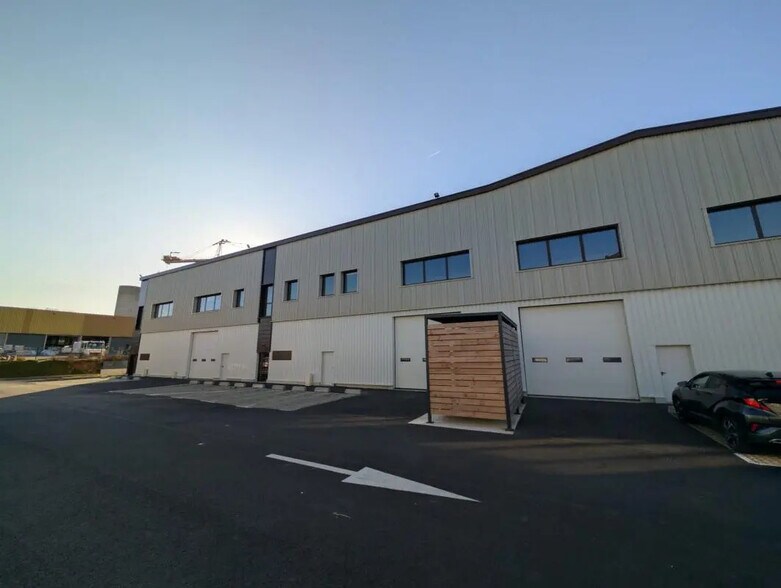 23 Rue Des Beaux Soleils, Osny à louer - Photo de l’immeuble – Image 1 sur 9