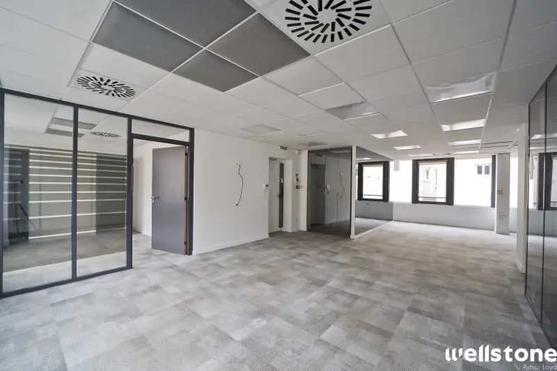 33 Rue François Ier, Paris à louer - Photo de l’immeuble – Image 3 sur 24