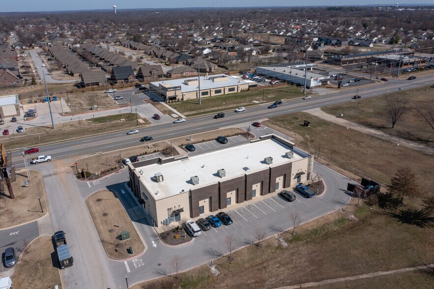 2805 SW 14th St, Bentonville, AR à louer - Photo de l’immeuble – Image 2 sur 8